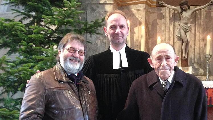 Hast du Töne: Seit sage und schreibe 30 Jahren spielt Walter Kreß die Casteller Orgel. Friedrich Ernst ist sogar schon seit 41 Jahren Mesner. Foto: Scheller