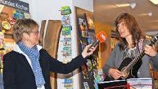 Eva-Maria Klöhr (rechts) gratulierte Christine Friedlein (links) musikalisch zur Neueröffnung am Holzmarkt.