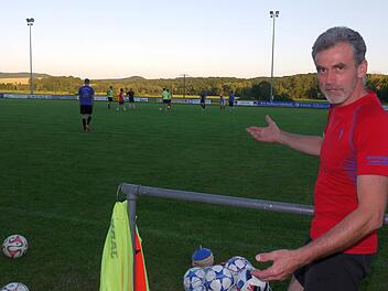 Und wenn es vorübergehend mal nur die Gleußener Herren sind: Auf dem Fußballplatz des SV Schottenstein herrscht immer noch Leben - und Michael Späth will als Vorsitzender alles dafür tun, damit das auch in Zukunft so bleibt. Foto: Berthold Köhler
