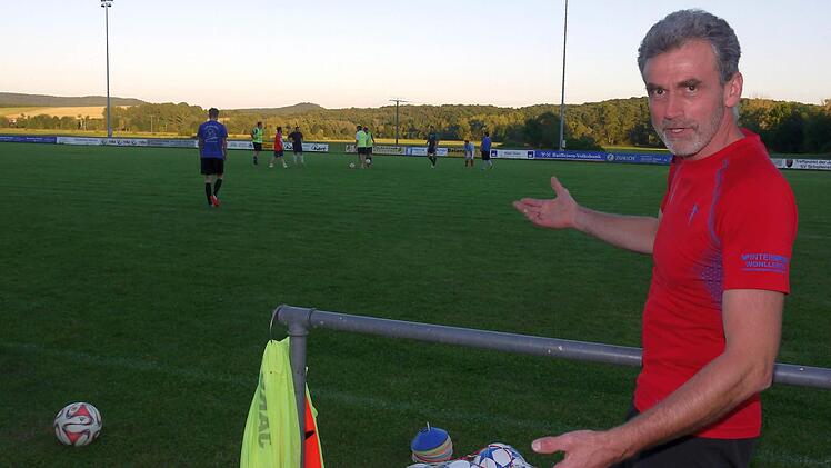 Und wenn es vorübergehend mal nur die Gleußener Herren sind: Auf dem Fußballplatz des SV Schottenstein herrscht immer noch Leben - und Michael Späth will als Vorsitzender alles dafür tun, damit das auch in Zukunft so bleibt. Foto: Berthold Köhler