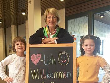 Herzlich Willkommen an der Heimatringschule: Die neue Rektorin Marie-Luise Albrecht-Müller mit Stepfanie und Lotta. Foto: Christiane Lehmann