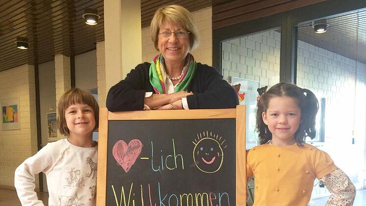 Herzlich Willkommen an der Heimatringschule: Die neue Rektorin Marie-Luise Albrecht-Müller mit Stepfanie und Lotta. Foto: Christiane Lehmann