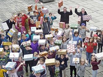 Die Stadtsteinacher Kinder haben Päckchen für rumänische, ukrainische und moldawische Kinder gepackt. Sie wollen damit den armen Familien dort eine kleine Freude machen. Fotos: Sonny Adam