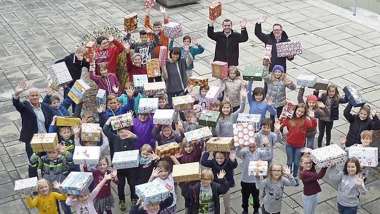 Die Stadtsteinacher Kinder haben Päckchen für rumänische, ukrainische und moldawische Kinder gepackt. Sie wollen damit den armen Familien dort eine kleine Freude machen. Fotos: Sonny Adam