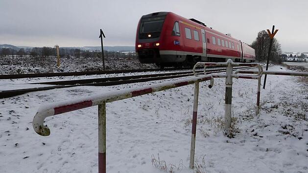 Wenn es nach dem Gemeinderat Neuenmarkt geht, soll der nur mit einem Drehkreuz gesicherte Bahnübergang an der Strecke zwischen Neuenmarkt-Wirsberg und Hof weiterhin bestehen bleiben. Er wird vielfach von Spaziergängern und Joggern genutzt und stellt auch eine Verbindung von der Laubenstraße zum historischen Lehrpfad "Schiefe Ebene" her.  Foto: Werner Reißaus
