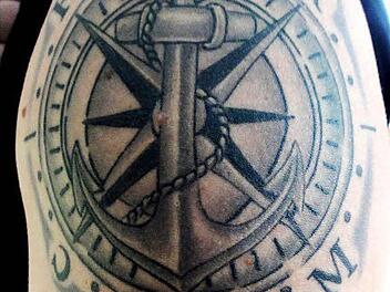 Ein Tattoo verbildlicht, was man in Partner und Familie sehen kann: einen Anker. Foto: Johannes Simon