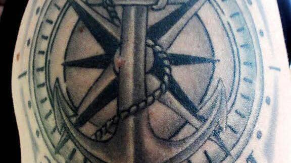 Ein Tattoo verbildlicht, was man in Partner und Familie sehen kann: einen Anker. Foto: Johannes Simon