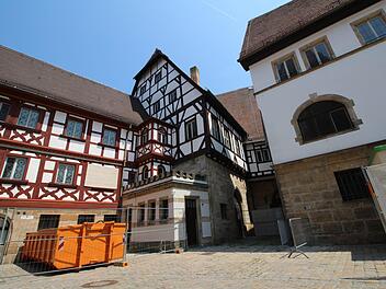 Im sanierten Rathaus soll es einen zweiten Hauptzugang und einen Glasanbau in Richtung Kirchplatz geben. Foto: Jennifer Hauser