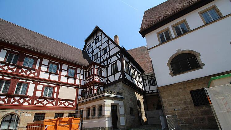 Im sanierten Rathaus soll es einen zweiten Hauptzugang und einen Glasanbau in Richtung Kirchplatz geben. Foto: Jennifer Hauser
