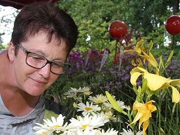 Schnuppern - und dann zugreifen: Dorothea Weiß machte sich auf im Heinersreuther Schlosspark einen schönen Nachmittag - und freute sich an den bunten Blumen. Foto: Sonny Adam