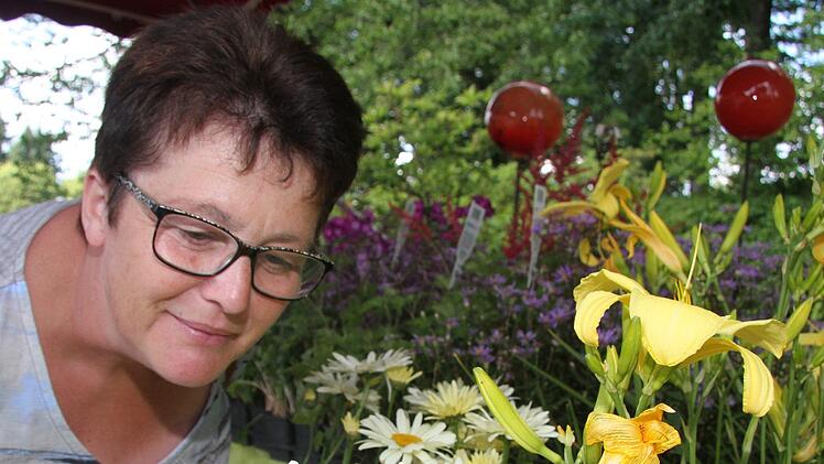 Schnuppern - und dann zugreifen: Dorothea Weiß machte sich auf im Heinersreuther Schlosspark einen schönen Nachmittag - und freute sich an den bunten Blumen. Foto: Sonny Adam