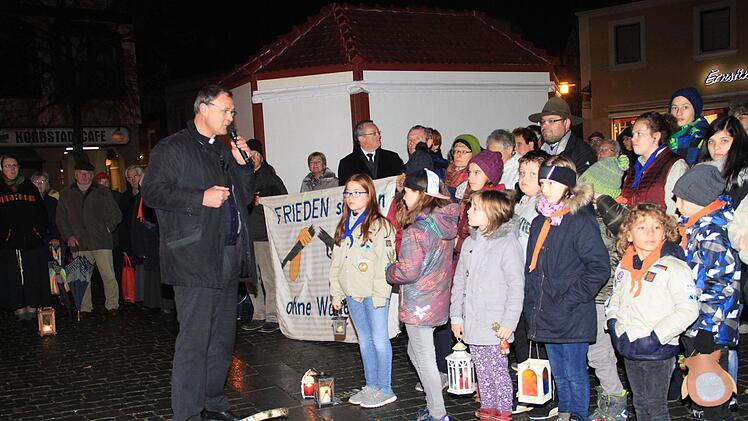 "Wie ist es, wenn man alleine dasteht?", fragte Bad Staffelsteins Stadtpfarrer  Georg Birkel.Gerda Völk
