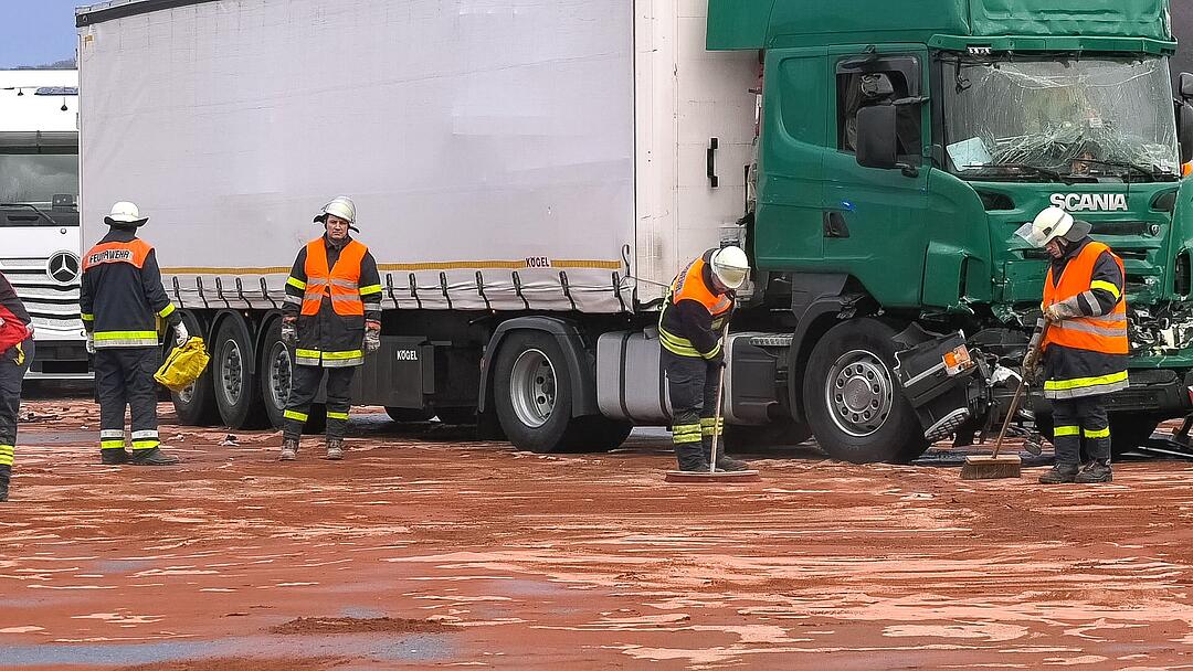 Lkw durchbricht auf A3 Leitplanke und kollidiert mit Gegenverkehr