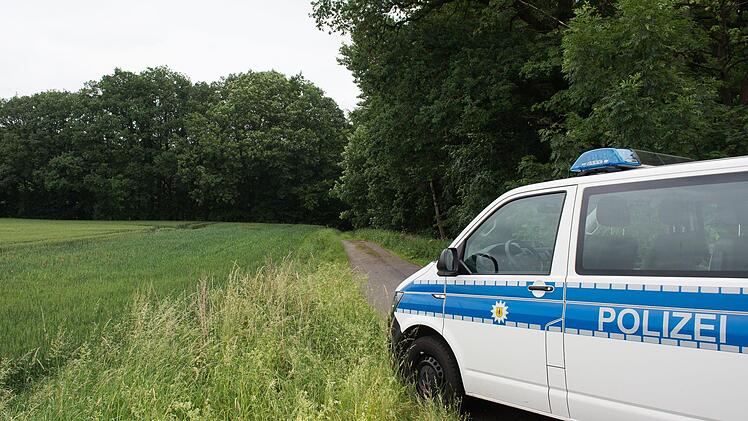 Unbekannte haben einen Anschlag auf eine Bahnstrecke zwischen Halberstadt und Goslar verübt. Bei Ilsenburg legten sie brennende Reifen ins Gleis, beschädigten Kabelschächte und kippten Flüssigbeton aus, wie eine Sprecherin der Bundespolizei in Magdeburg sagte. Foto: Swen Pförtner/dpa