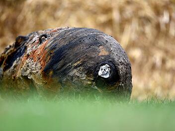 Die Bomben blubberten schon l&auml;ngere Zeit vor sich hin im See. Symbolbild, Foto: Ralf Hirschberger/dpa