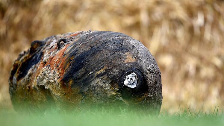 Die Bomben blubberten schon l&auml;ngere Zeit vor sich hin im See. Symbolbild, Foto: Ralf Hirschberger/dpa