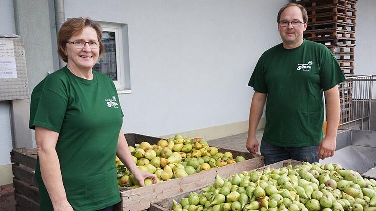 Barbara Söder und Sohn Huberts Söder freuen sich über die große Obsternte in diesem Jahr. Wichtig sei allerdings der richtige Zeitpunkt der Ernte.  Fotos: Marion Eckert