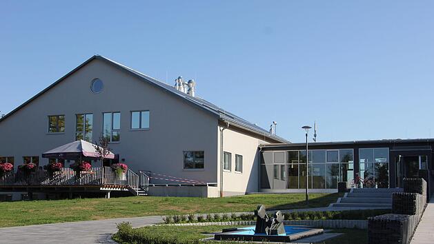 Das Freizeit- und Tourismuszentrum in Steinbach am Wald wird Ende September offiziell eingeweiht. Es soll zum einen f&uuml;r eine Steigerung der Lebensqualit&auml;t f&uuml;r die heimische Bev&ouml;lkerung beitragen, zum anderen auch Touristen anlocken. Rund acht Millionen Euro wurden investiert, davon gab es circa drei Millionen Euro an F&ouml;rderungen.Veronika Schadeck