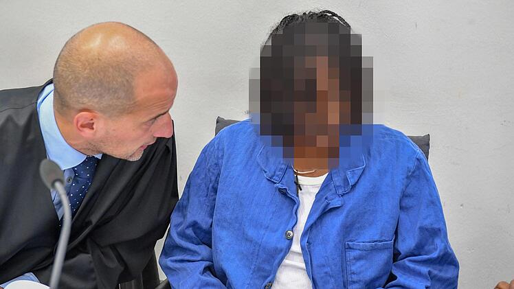 Der 23-jährige E. (mit seinem Verteidiger am ersten Verhandlungstag) wurde vom Landgericht Bamberg zu einer Haftstrafe von  neuneinhalb Jahren verurteilt. Er war nach Auffassung des Gerichts einer der Haupttäter.    Foto: Ronald Rinklef