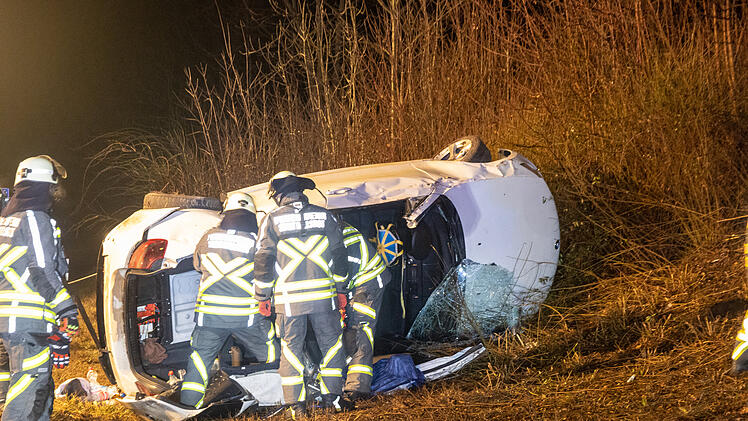 BMW kollidiert mit Taxi und überschlägt sich mehrfach: Zwei Schwerverletzte