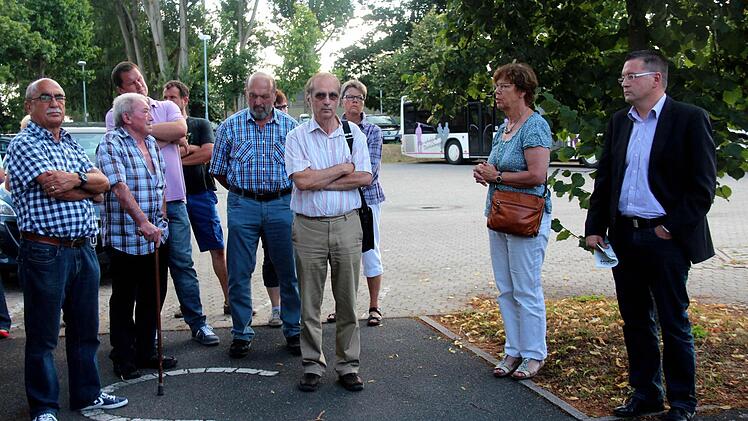 Bürgermeister Karsten Fischkal (r.) im Gespräch mit Jörg Bubel (Mitte)