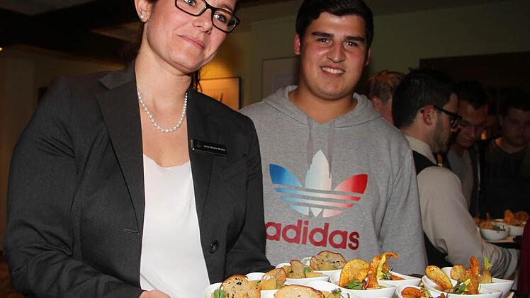 Entenleber-Creme mit geschmortem Apfel und Brotchips oder gelierte Tomatenconsommé mit eingelegtem Gemüse - so lässt sich Azubi Caner Eraslan die Ausbildung gefallen. Jana Nicola Mielke serviert vollendet. Foto: Sonja Adam