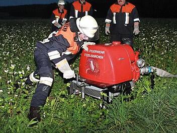 Drei Pumpen wurden eingesetzt, um das Wasser aus Saltendorf bei der Übung 900 Meter weit an den Waldrand zu transportieren. Foto: Ganzmann