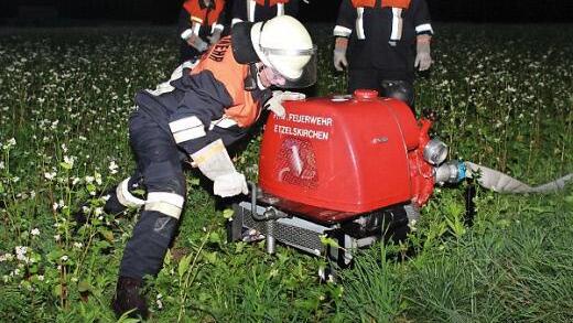 Drei Pumpen wurden eingesetzt, um das Wasser aus Saltendorf bei der Übung 900 Meter weit an den Waldrand zu transportieren. Foto: Ganzmann