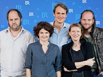 Die Schauspieler Matthias Egersdörfer (als Leiter der Spurensicherung Michael Schatz), Eli Wasserscheid (als Kommissarin Wanda Goldwasser), Fabian Hinrichs (als Hauptkommissar Felix Voss), Dagmar Manzel (als Hauptkommissarin Paula Ringelhahn) und Andreas Leopold Schadt (als Kommissar Sebastian Fleischer) posieren am Rande einer Pressekonferenz zum neuen Franken-Tatort in Nürnberg. Foto: dpa