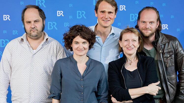 Die Schauspieler Matthias Egersdörfer (als Leiter der Spurensicherung Michael Schatz), Eli Wasserscheid (als Kommissarin Wanda Goldwasser), Fabian Hinrichs (als Hauptkommissar Felix Voss), Dagmar Manzel (als Hauptkommissarin Paula Ringelhahn) und Andreas Leopold Schadt (als Kommissar Sebastian Fleischer) posieren am Rande einer Pressekonferenz zum neuen Franken-Tatort in Nürnberg. Foto: dpa