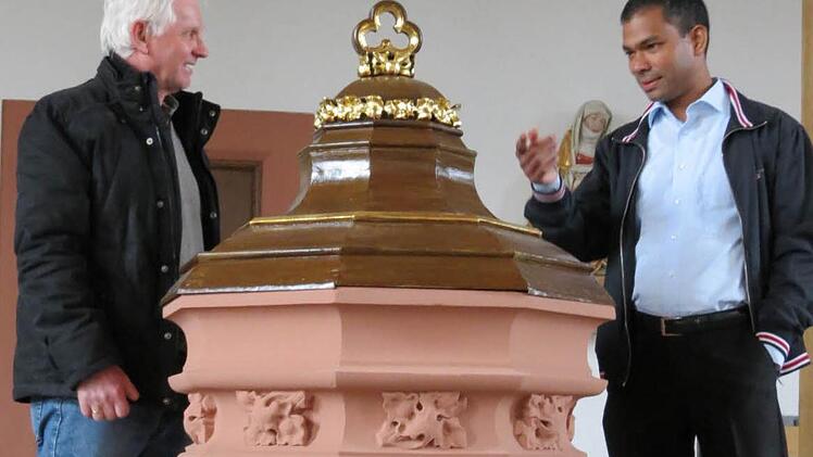 Das Taufbecken steht jetzt zentral. Über die gelungene Renovierung freuen sich Kirchenpfleger Burkard Erhard (links) und Pfarrer Pater Sony Kochumalayil (rechts).