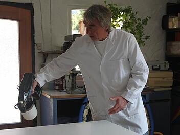 Auch das Lackieren von Türen gehört zu den Aufgaben von Michael Blüml. Foto: Schadeck