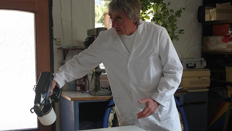 Auch das Lackieren von Türen gehört zu den Aufgaben von Michael Blüml. Foto: Schadeck