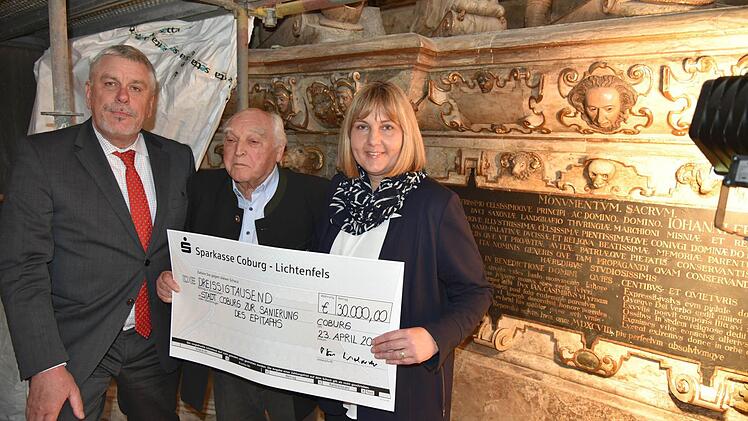 Eine großzügige Spende von 30.000 Euro hat Otto Waldrich nun zur Restaurierung des Epitaphs in der Morizkirche übergeben. Foto: Gabi Arnold
