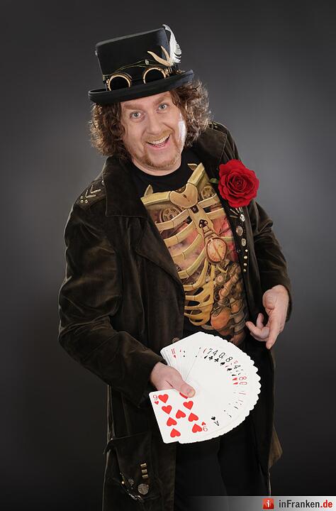 Christopher der Hofzauberer ist mittelalterlicher Zauberer und Taschenspieler und verwendet nur Utensilien, wie sie aus dem 15. Jahrhundert überliefert sind.