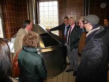 Landrat, Bürgermeister und Gäste lassen sich von den Experten in die Geheimnisse der Braukunst einweihen. Fotos: Werner Baier