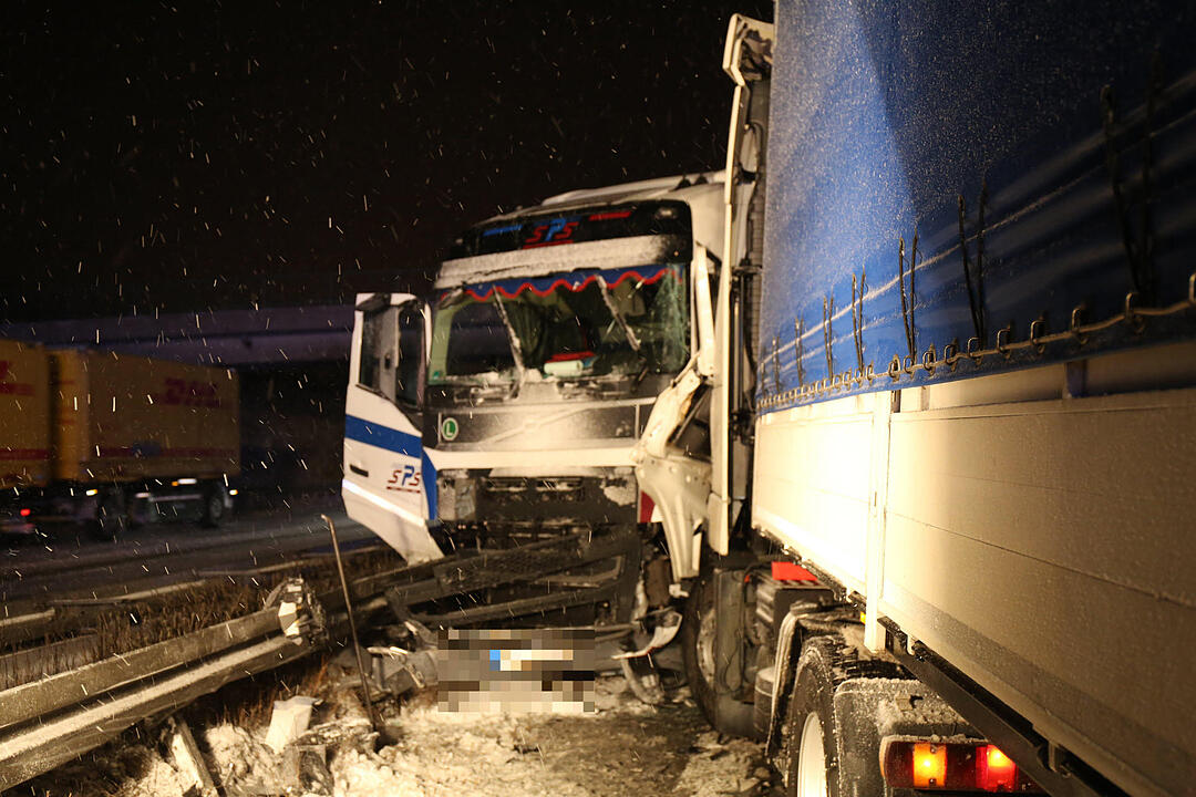 Lkw prallt auf A9 in Unfallstelle