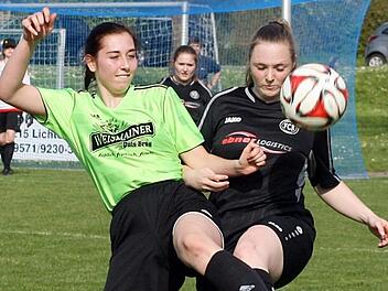 Sarah Kohles (links) kann vor der Redwitzerin Katharina Porzelt klären, Foto: Stefan Pfadenhauer