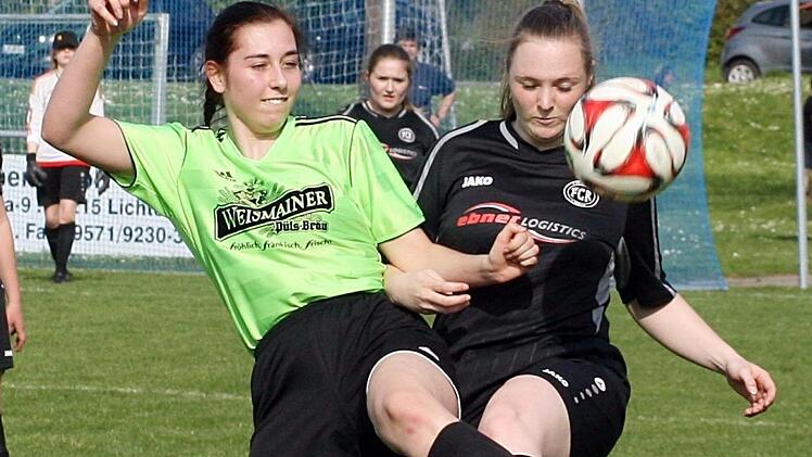 Sarah Kohles (links) kann vor der Redwitzerin Katharina Porzelt klären, Foto: Stefan Pfadenhauer