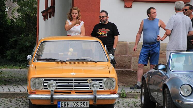 Die Oldtimer-Freunde beim Fachsimpeln. Foto: Andreas Dorsch