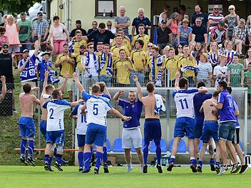 Ein starker Grund zum Feiern: Der TSV Waldfenster steigt über die Relegation in die A-Klasse auf.Anand Anders