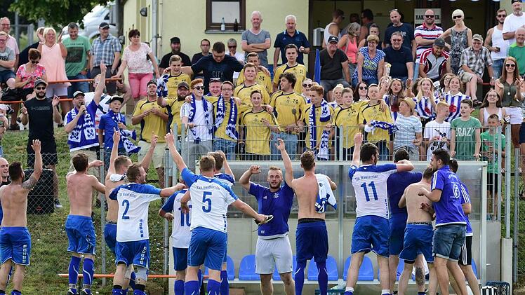 Ein starker Grund zum Feiern: Der TSV Waldfenster steigt über die Relegation in die A-Klasse auf.Anand Anders