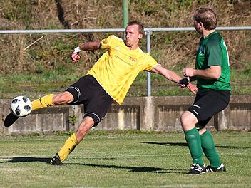 Die Gundelsdorfer um ihren Spielertrainer Philipp Kestel (gelbes Trikot) trotzten dem TSV Neukenroth am Sonntag ein 1:1 ab. Die Neukenrother erwarten am Mittwoch die SG Rothenkirchen/Pressig zum Spitzenspiel.  Foto: Heinrich Weiß