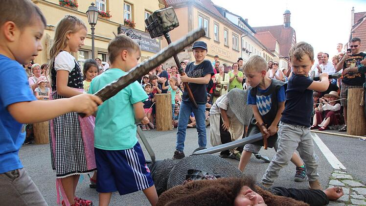 Vereint ringt eine "Streitmacht Eberner Kinder" den bösen schwarzen Ritter nieder.