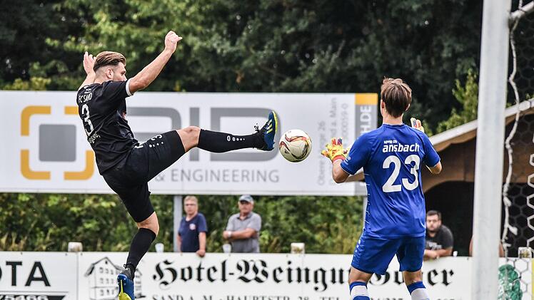 Shaban Rogovaj vom FC Sand versucht es in der Bayernliga gegen die SpVgg Ansbach artistisch, trifft aber nicht. Foto: Ryan Evans