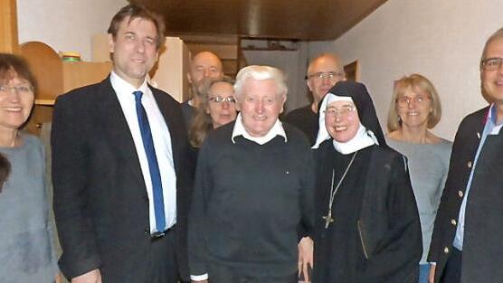 Das Bild zeigt den Geburtstagsjubilar Ludwig T&uuml;rmer (Mitte) mit seinen T&ouml;chtern Theresia, Gundi, Mutter Mechthild und Hedwig, seinen S&ouml;hnen Josef und Anton sowie Landrat Hermann Ulm und B&uuml;rgermeister Hanng&ouml;rg Zimmermann (jeweils von links). Foto: Thomas Weichert