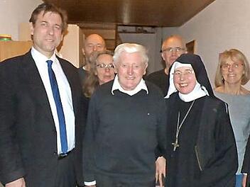 Das Bild zeigt den Geburtstagsjubilar Ludwig Türmer (Mitte) mit seinen Töchtern Theresia, Gundi, Mutter Mechthild und Hedwig, seinen Söhnen Josef und Anton sowie Landrat Hermann Ulm und Bürgermeister Hanngörg Zimmermann (jeweils von links). Foto: Thomas Weichert
