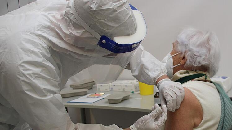 Elisabeth Charlotte Zimmermann war die erste Frau im Landkreis Kulmbach, die Ende vergangenen Jahres den Impfstoff gegen das Corona-Virus erhalten hat. Jetzt können bald Auffrischungsimpfungen erfolgen. Foto: Archiv/Jürgen Gärtner