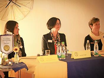 Prof. Areti Papastavrou (von links), Daniela Singer und Rebecca Ottmann sprachen auf Einladung des Soroptimist-Clubs Forchheim über „Karrierefrauen – Frauenkarriere?“