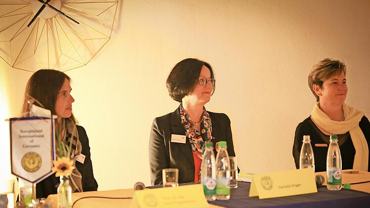 Prof. Areti Papastavrou (von links), Daniela Singer und Rebecca Ottmann sprachen auf Einladung des Soroptimist-Clubs Forchheim über „Karrierefrauen – Frauenkarriere?“